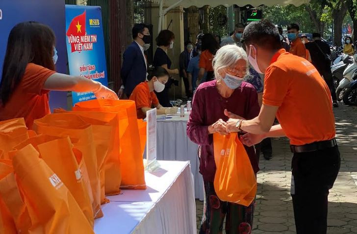 Chương trình “vững niềm tin Việt Nam” tặng gần 6.000 suất nhu yếu phẩm cho người dân chịu ảnh hưởng bởi dịch covid-19