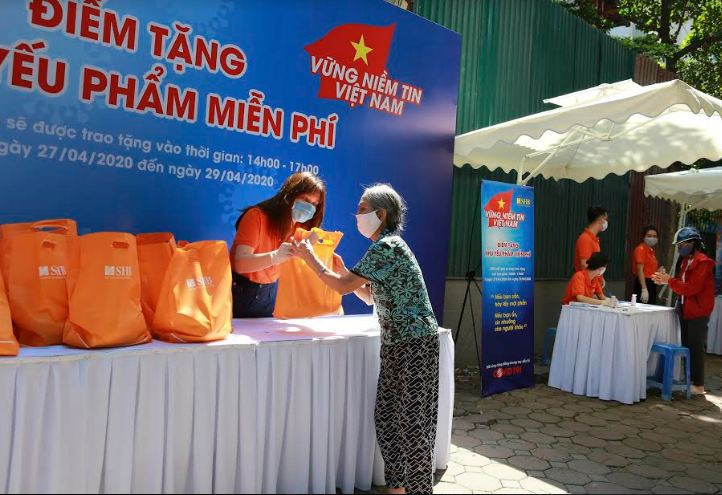 Chương trình “vững niềm tin Việt Nam” tặng gần 6.000 suất nhu yếu phẩm cho người dân chịu ảnh hưởng bởi dịch covid-19