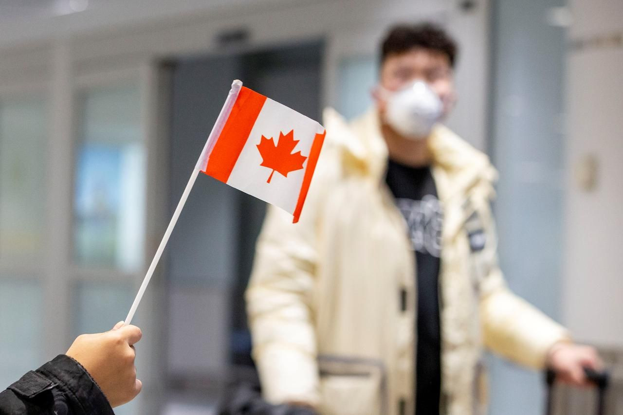 Đưa gần 300 công dân Việt Nam từ Canada về nước tránh dịch