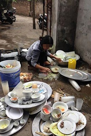 Thấy mẹ bắt vợ rửa mấy chục mâm bát, chồng chẳng nói chẳng rằng đi ra rồi tung chiêu khiến cả họ hốt hoảng 0 Thấy mẹ bắt vợ rửa mấy chục mâm bát, chồng chẳng nói chẳng rằng đi ra rồi tung chiêu khiến cả họ hốt hoảng 0