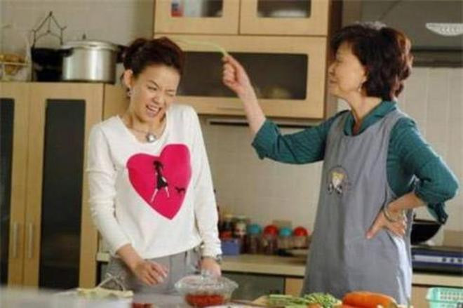Thấy mẹ bắt vợ rửa mấy chục mâm bát, chồng chẳng nói chẳng rằng đi ra rồi tung chiêu khiến cả họ hốt hoảng 1 Thấy mẹ bắt vợ rửa mấy chục mâm bát, chồng chẳng nói chẳng rằng đi ra rồi tung chiêu khiến cả họ hốt hoảng 1