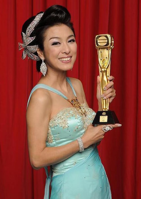 tvb-co-cap-chi-em-tai-hoa-kho-menh-tuyet-le-va-me-tuyet-ca-cuoc-doi-khoc-het-nuoc-mat-vi-tinh-chua-mot-lan-mac-ao-cuoi-10-ngoisao.vn-w497-h700 10