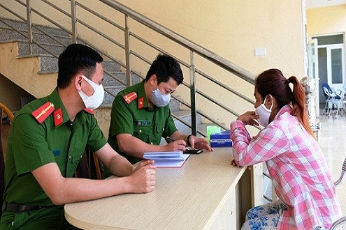 Bàn giao người phụ nữ đi lạc cho Đại sứ quán Vương Quốc Campuchia
