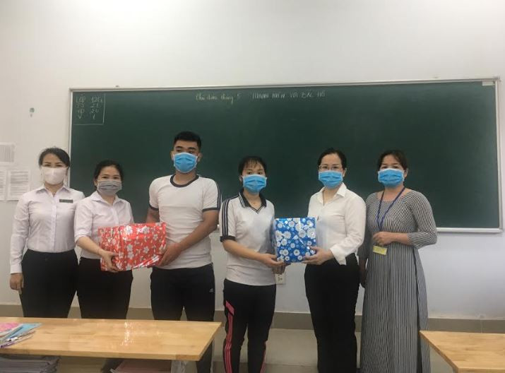 Công đoàn – Đoàn thanh niên TAND tỉnh Tây Ninh tặng khẩu trang cho học sinh Trường THPT Dân tộc Nội trú