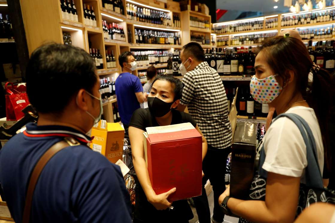 Tin vắn thế giới ngày 4/5: Lệnh cấm được dỡ bỏ, người dân Thái Lan đổ xô đi mua rượu, bia