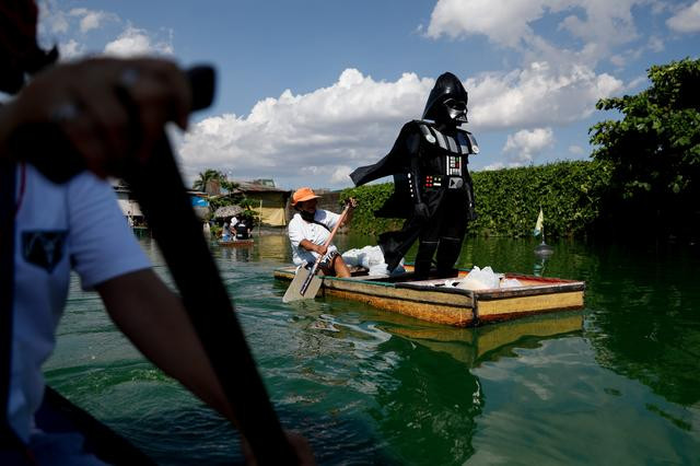 “Darth Vader” giám sát thực thi giãn cách xã hội ở Philippines