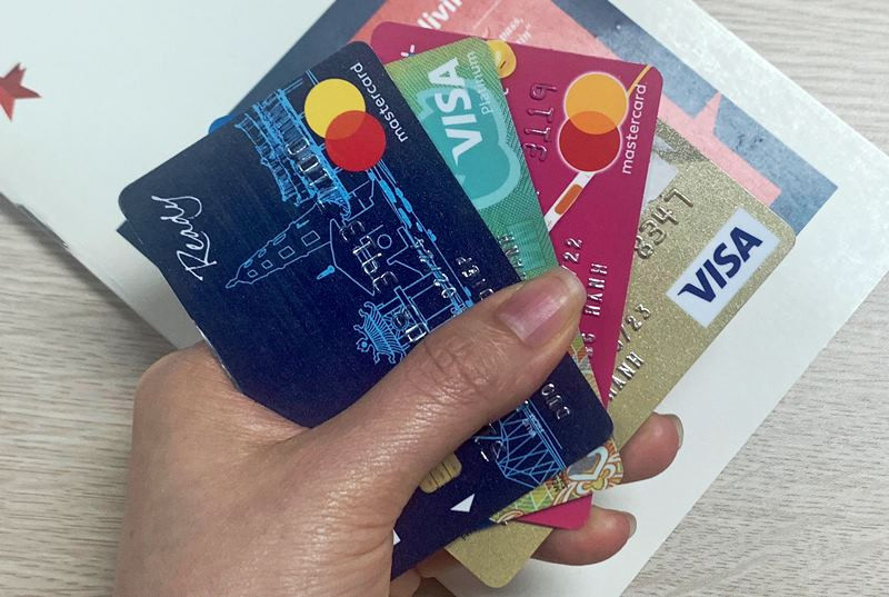Thẻ tín dụng quốc tế 'cõng' nhiều loại phí