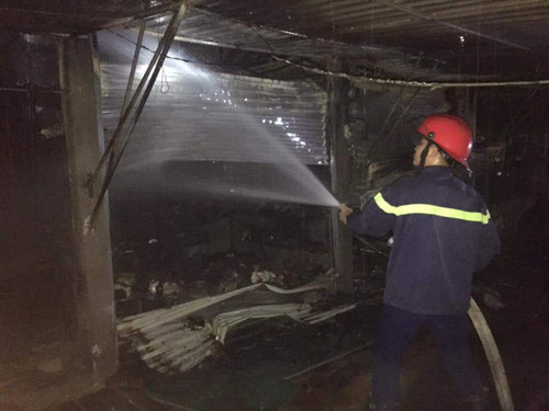 Cháy chợ ở Nghệ An, ít nhất 5 ki ốt bị thiêu rụi