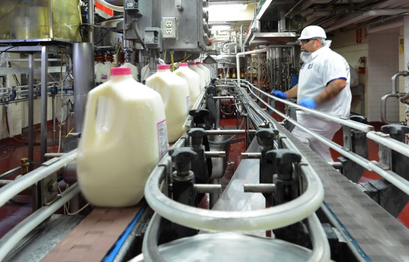 Nhà máy sữa tại Mỹ của Vinamilk ủng hộ 23 ngàn lít sữa cho người dân khó khăn trong đại dịch tại Mỹ
