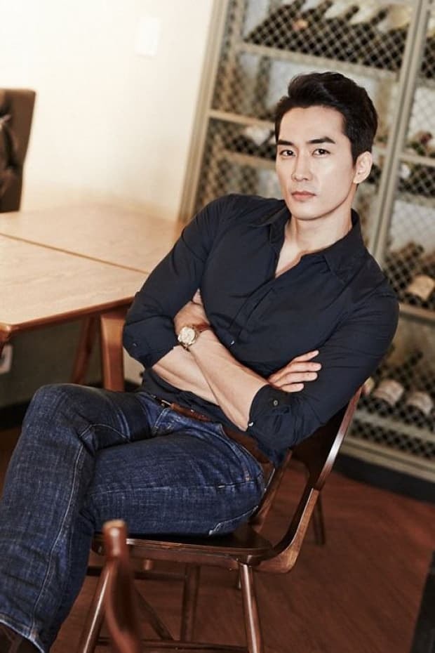 Ảnh thời còn trẻ của bố Song Seung Hun gây sốc vì quá giống Hyun Bin, mẹ thì sao? 3