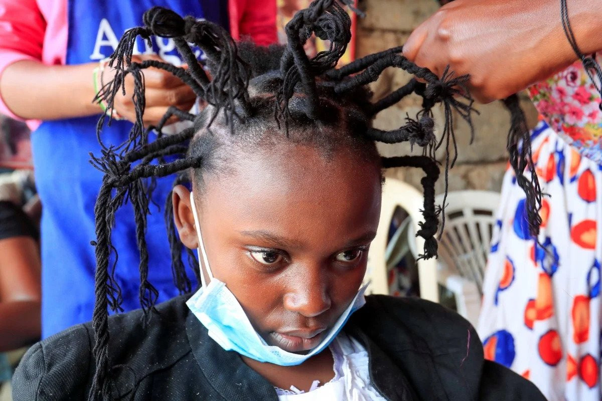 Kiểu tóc “virus Corona” nổi bật giữa đại dịch COVID-19 tại Kenya