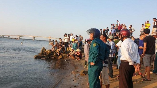 Lật ghe trên sông Thu Bồn: Khẩn trương tìm kiếm 3 nạn nhân còn lại
