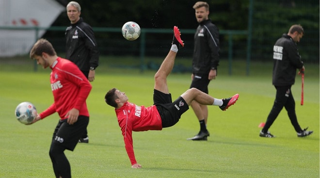 Sau 3 ngày DFB tuyên bố tái khởi động mùa giải, 2 cầu thủ nhiễm covid-19