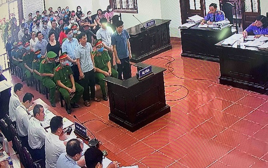 Xét xử 15 bị cáo trong vụ án gian lận điểm thi ở Hòa Bình