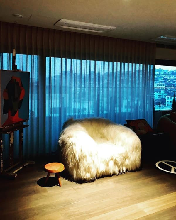 G-Dragon lộ ảnh bàn ăn ở penthouse 173 tỷ, thoạt nhìn như đồ chơi nhưng giá trị thật khiến ai cũng 'choáng' 12