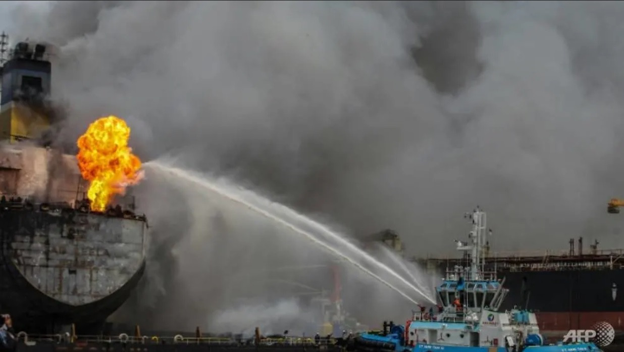 Tàu chở dầu tại cảng Indonesia bốc cháy dữ dội, 22 người bị thương