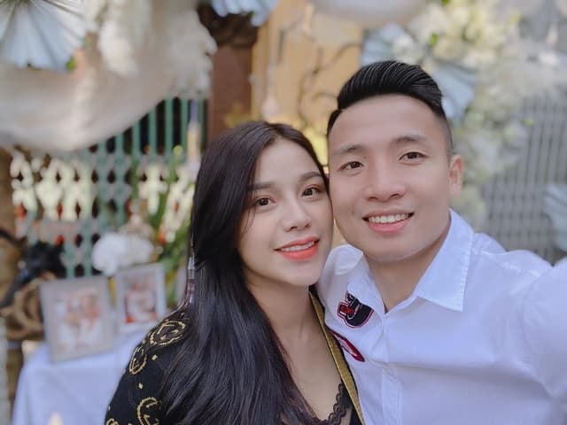 Vợ chồng Dũng trung vệ bị vạ lây bởi scandal của Duy Mạnh - Quỳnh Anh, Khánh Linh đáp trả 1