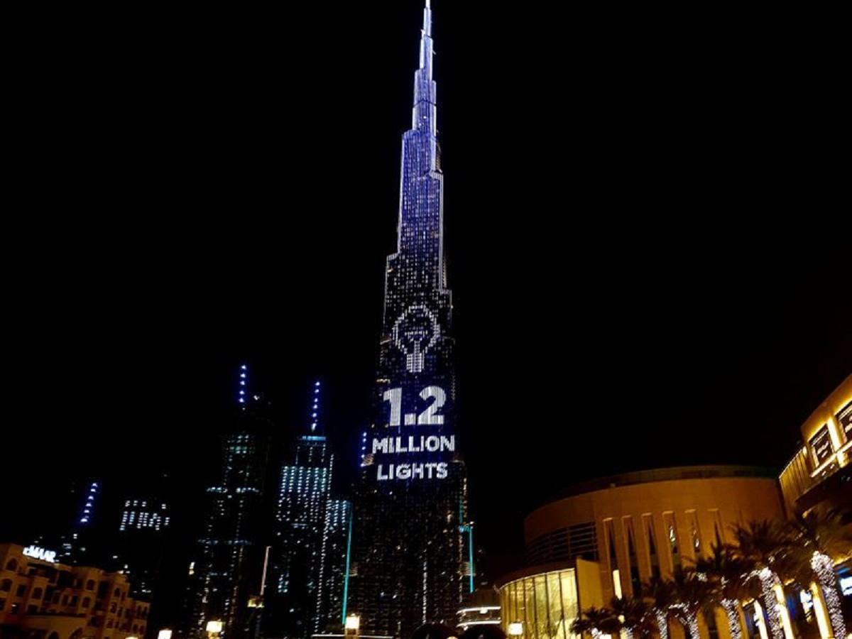 Dubai biến tòa nhà cao nhất thế giới thành hộp từ thiện