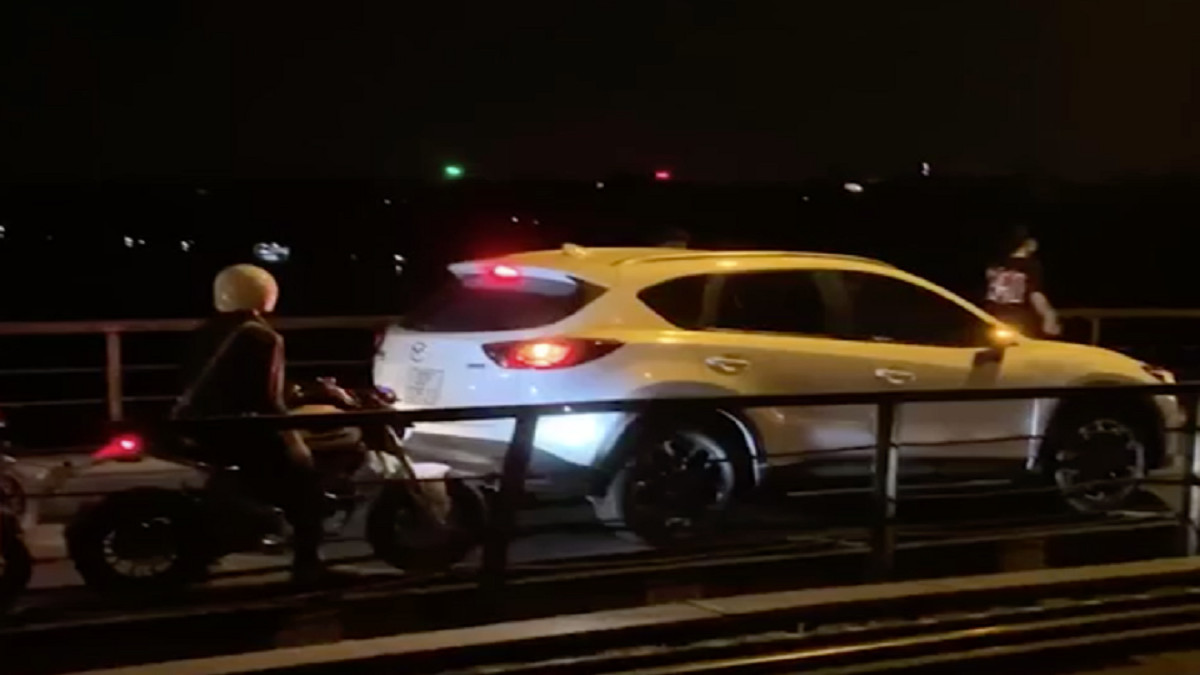 Tước bằng lái tài xế xe Mazda CX-5 đi trên cầu Long Biên