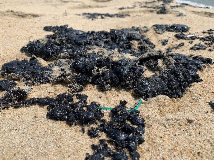 Người dân bất an khi chất thải tràn vào bãi biển