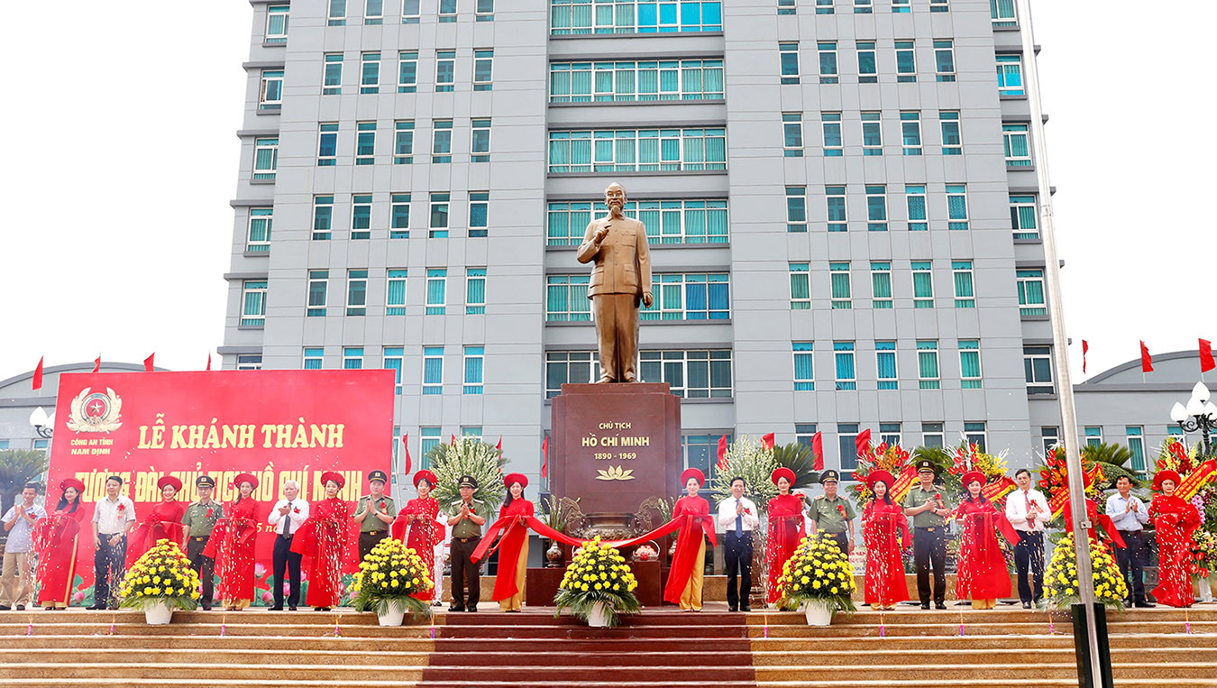 Khánh thành tượng đài Bác Hồ tại trụ sở Công an tỉnh Nam Định