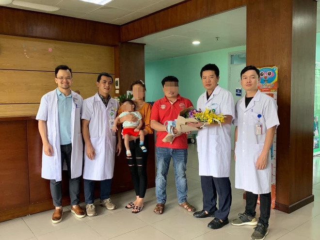 Bác sĩ Việt cứu sống bé gái Lào có khối nang phổi khổng lồ