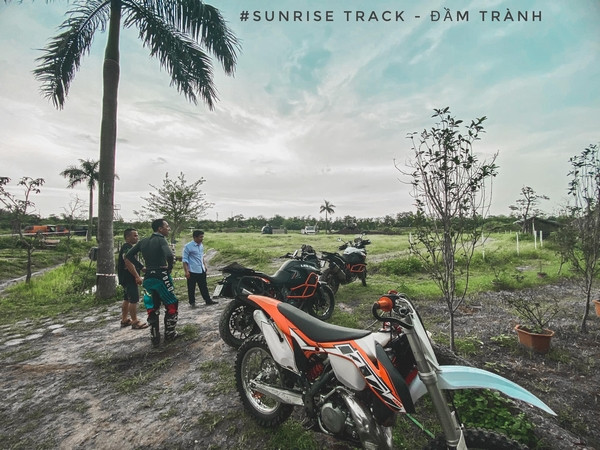 Dân chơi Motocross mãn nhãn với Sunrise Track- Đầm Trành