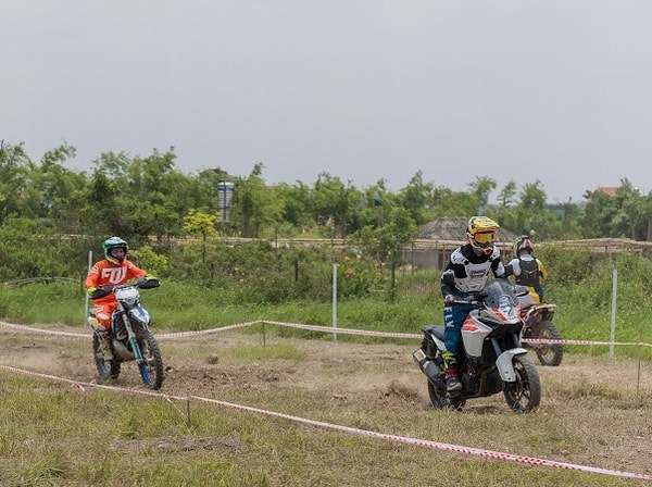 Dân chơi Motocross mãn nhãn với Sunrise Track- Đầm Trành