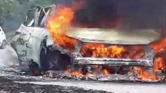 Xe ô tô 5 chỗ bốc cháy trên đường, tài xế bị bỏng nặng