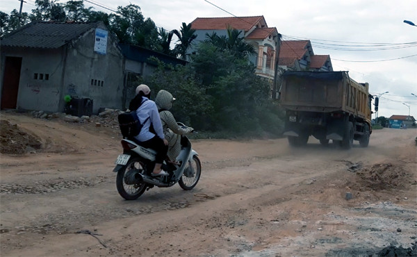 Quảng Yên (Quảng Ninh): Xe chở đất cơi nới thùng phá nát đường dân sinh