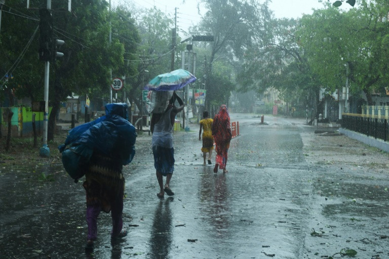 Siêu bão Amphan đổ bộ vào Ấn Độ và Bangladesh
