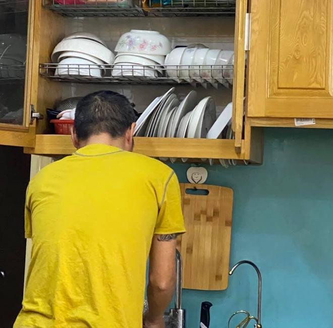 nghệ sĩ Công Lý và bạn gái 1