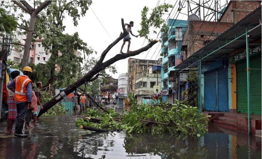 Siêu bão giết chết ít nhất 82 người ở Ấn Độ, Bangladesh, gây ra lũ lụt trên diện rộng
