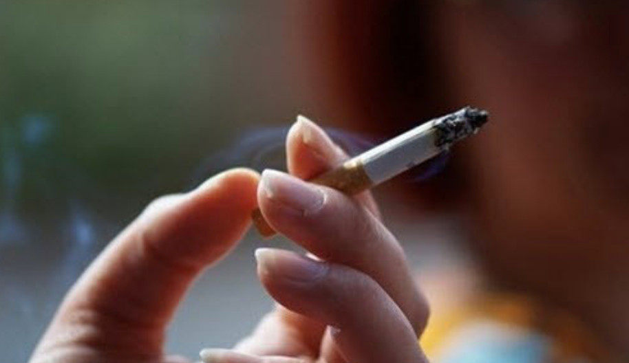 Hút thuốc lá làm tăng nguy cơ lây nhiễm Covid-19