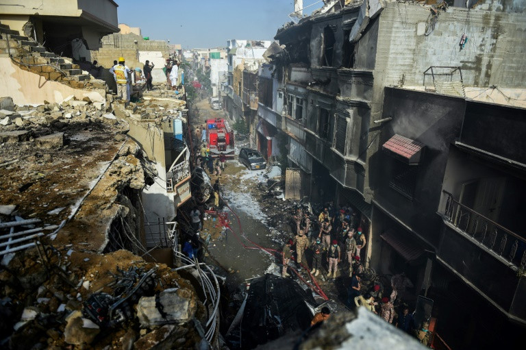 Tai nạn máy bay ở Pakistan: 2 người sống sót, 17 thi thể đã được nhận dạng