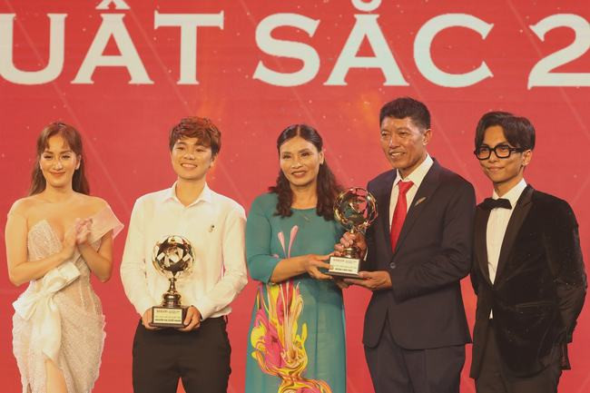Khánh Thi, Phan Hiển trao giải tại 'Quả Bóng Vàng'