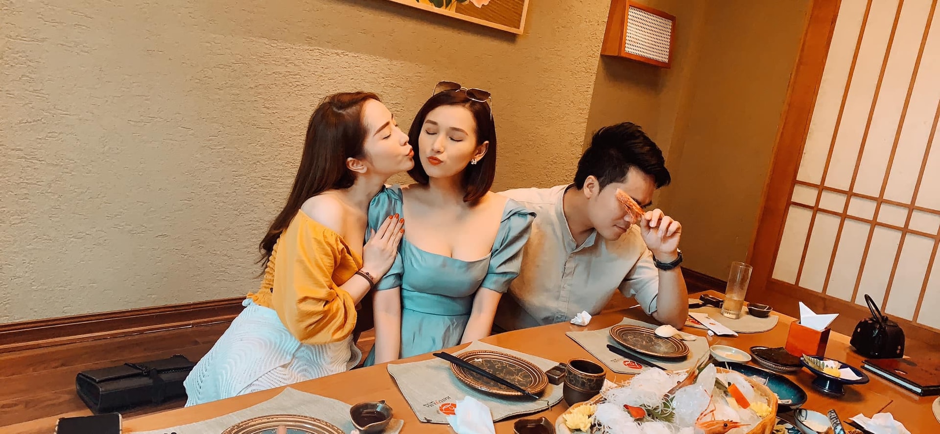Hội bạn thân xôm tụ mừng sinh nhật Á hậu Thụy Vân 4