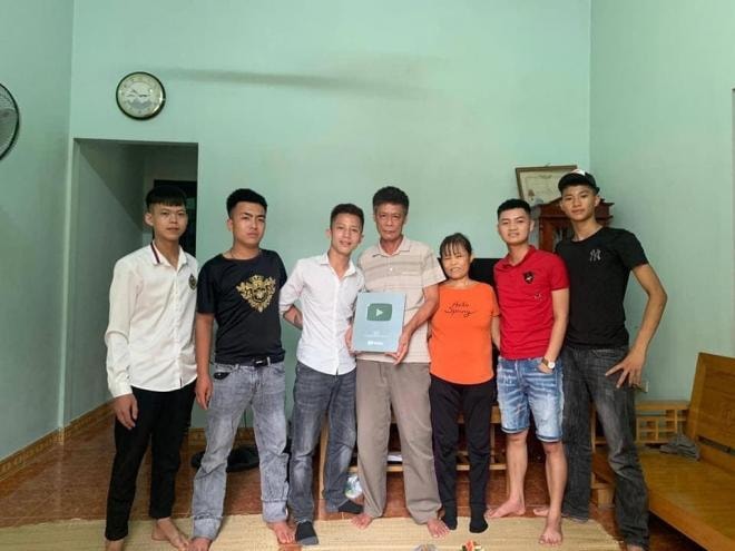 Đạt cỏ nhận nút bạc 2