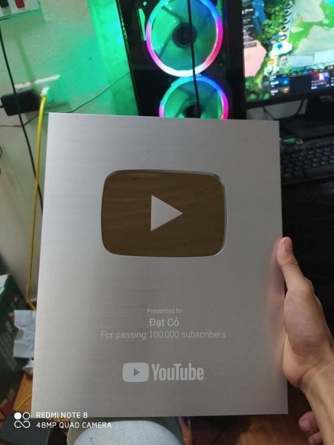Đạt cỏ nhận nút bạc 3