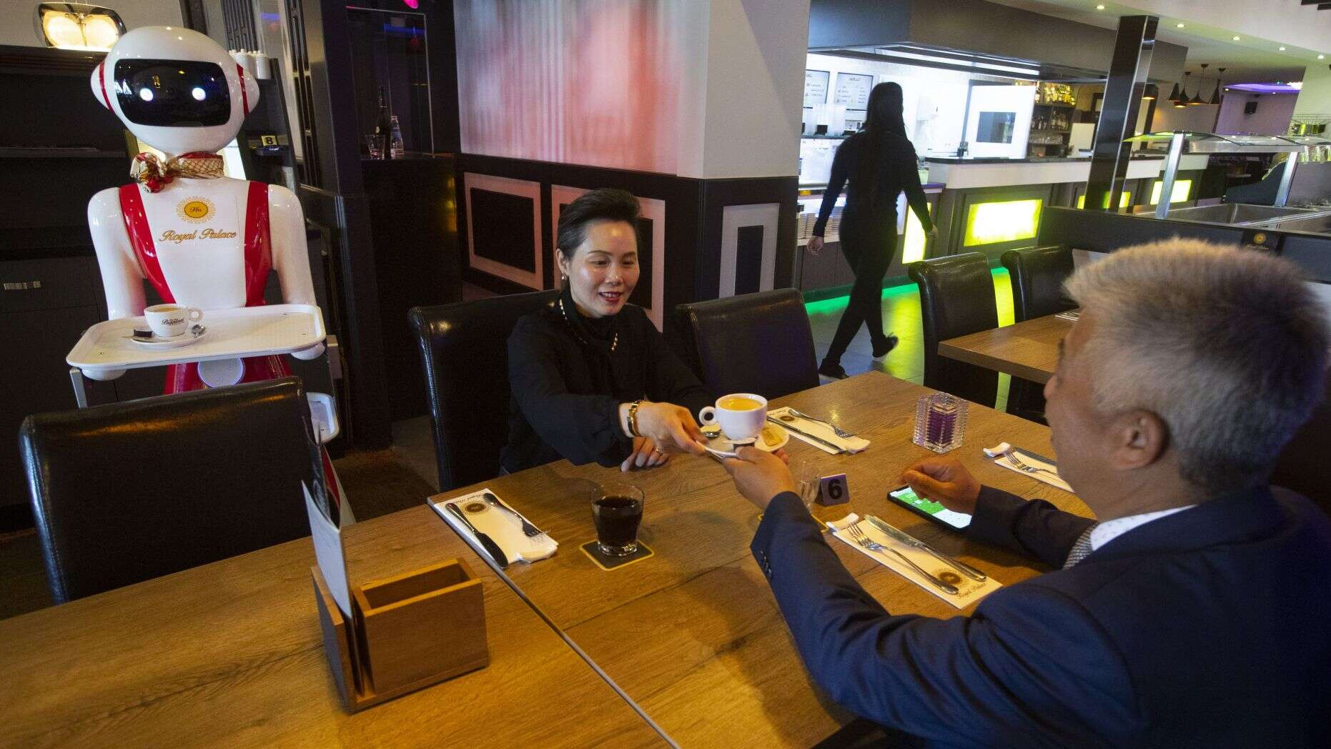 Robot phục vụ thực khách tại nhà hàng ở Hà Lan