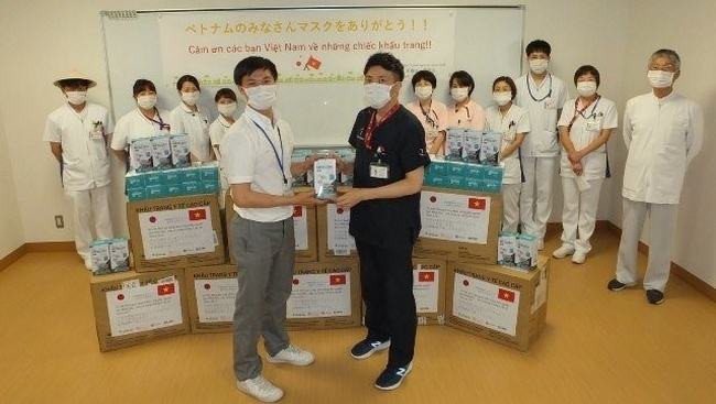 Trao tặng 24 nghìn khẩu trang cho bệnh viện và trường học tại Nhật Bản