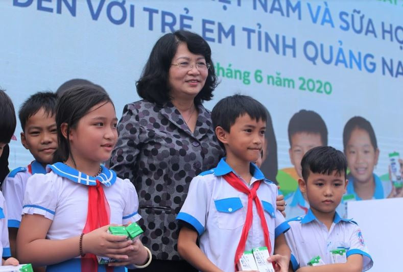 Vinamilk mang niềm vui uống sữa đến với trẻ em Quảng Nam