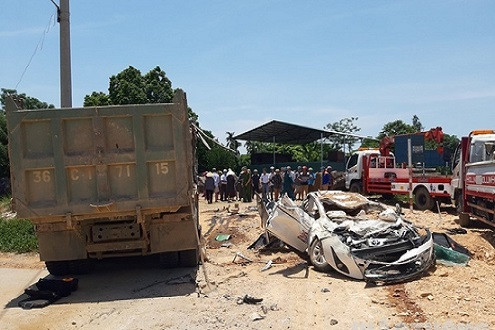 Tai nạn 4 người thương vong: Xe tải chở đất đã hết hạn đăng kiểm