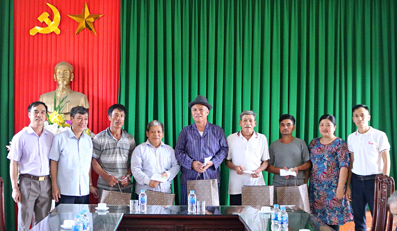 Đoàn Thanh niên Báo Công lý và Báo điện tử Đảng Cộng sản trao quà tại xã Hải Triều, Nam Định