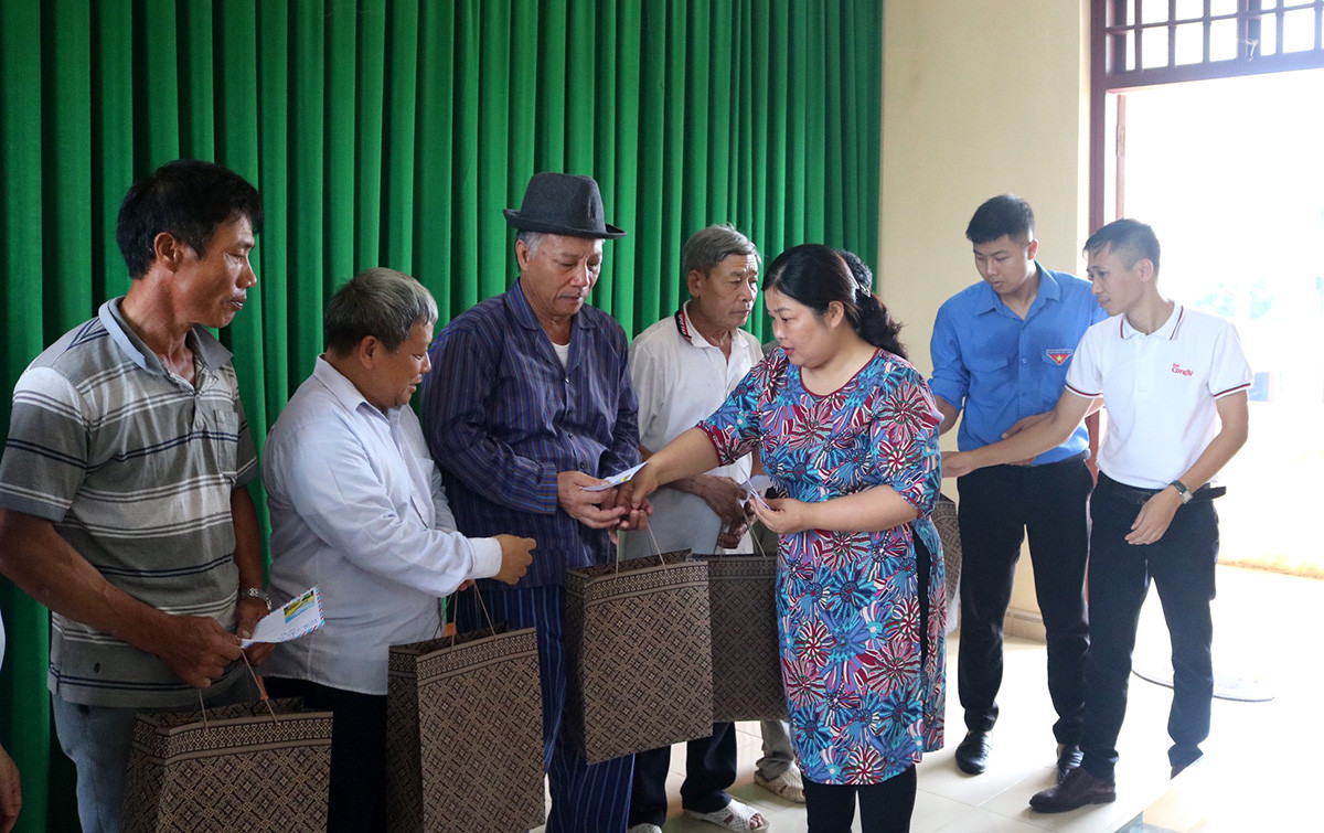 Đoàn Thanh niên Báo Công lý và Báo điện tử Đảng Cộng sản trao quà tại xã Hải Triều, Nam Định