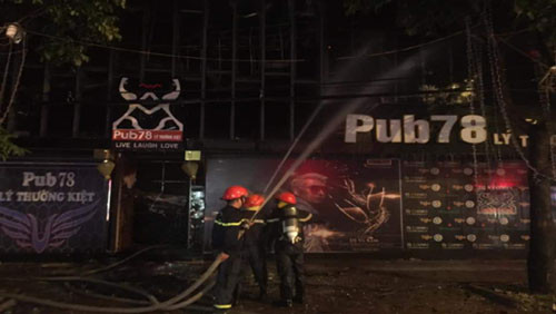Nghệ An: Quán bar ở TP Vinh bốc cháy dữ dội