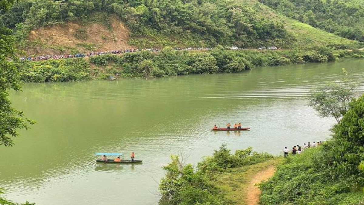 Lật thuyền chở 7 người trên sông Chảy, 3 người mất tích