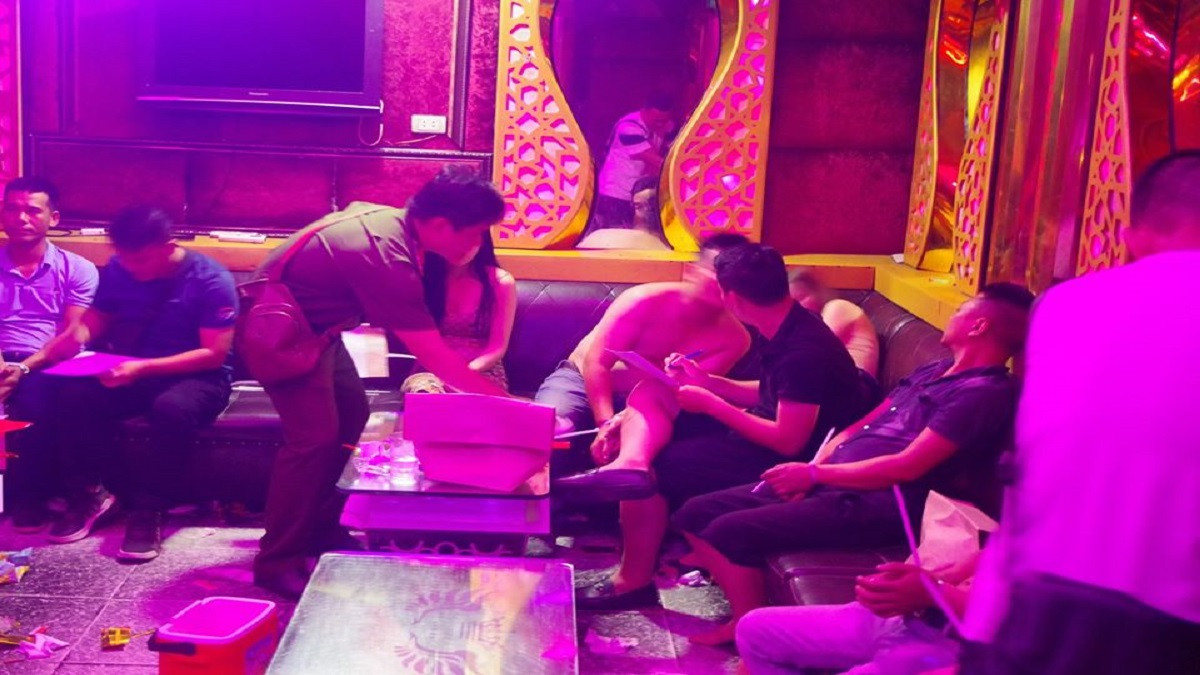 Phát hiện hơn 60 dân chơi “bay lắc” trong quán karaoke ở Hà Nội