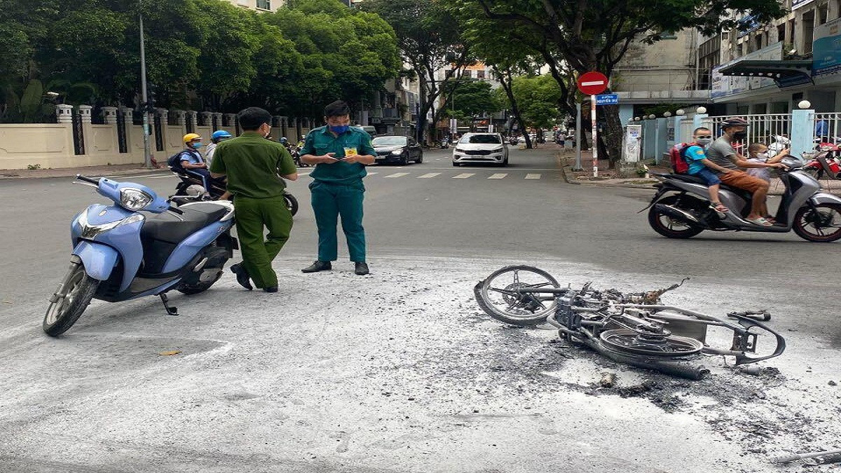 Chạy trốn cảnh sát, xe máy của hai thanh niên nghi cướp giật cháy trơ khung