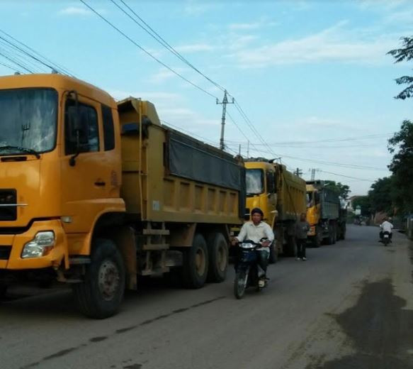 Bình Định: Quá bức xúc dân chặn đoàn xe chở đất gây ô nhiễm